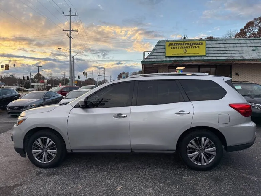 2019 Nissan Pathfinder SV photo 1