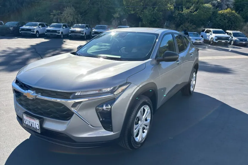 2025 Chevrolet Trax LS photo 1