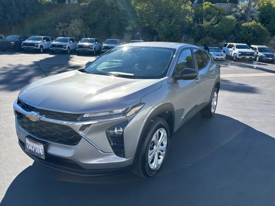 2025 Chevrolet Trax LS photo 1