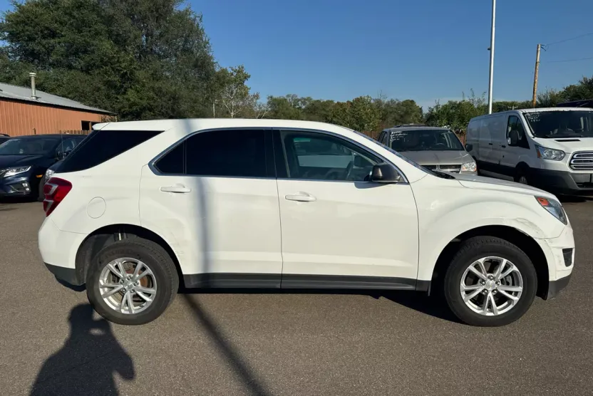 2017 Chevrolet Equinox LS photo 1