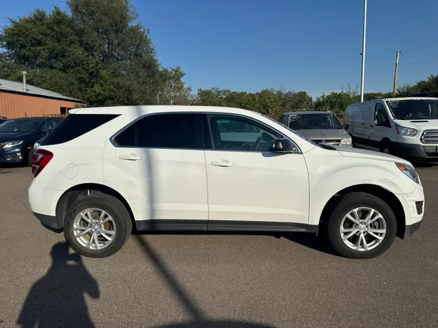 2017 Chevrolet Equinox LS photo 1