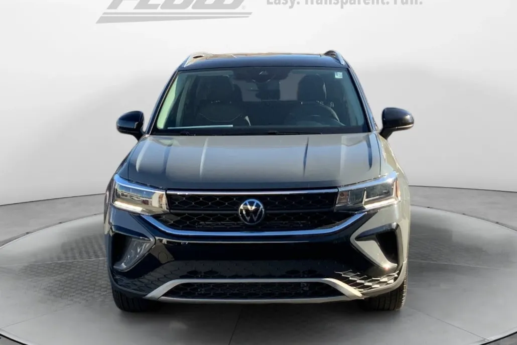 2024 Volkswagen Taos SE photo 1