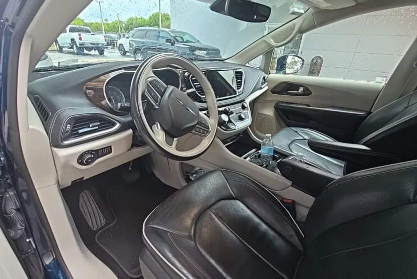 2021 Chrysler Pacifica Limited photo 1