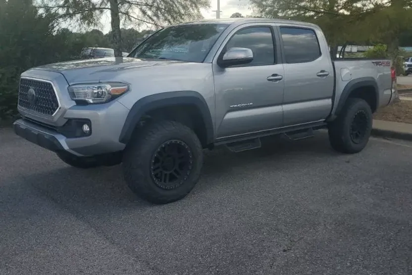 2018 Toyota Tacoma TRD Off-Road V6 photo 1
