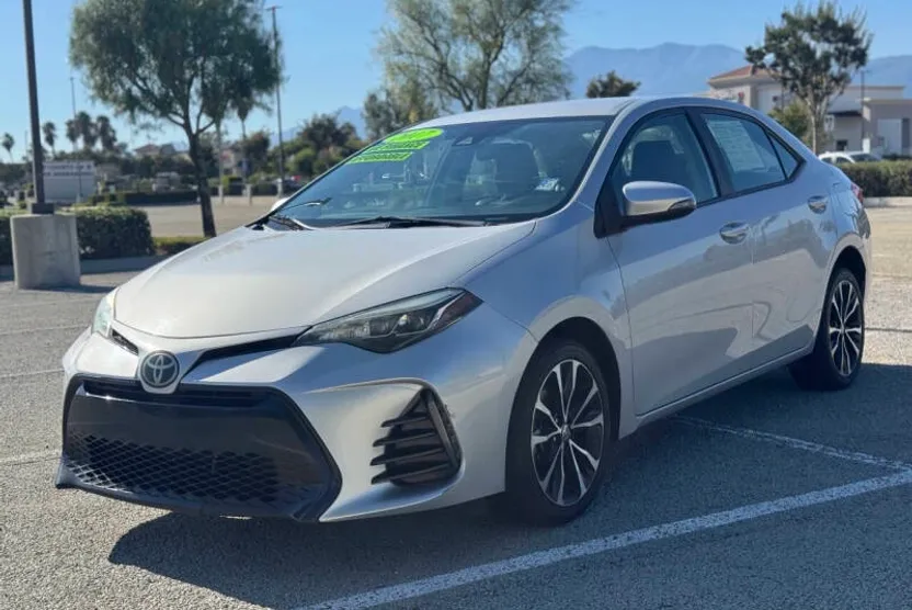 2017 Toyota Corolla SE photo 1