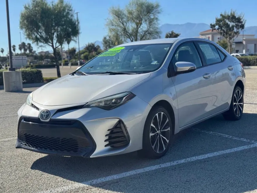 2017 Toyota Corolla SE photo 1