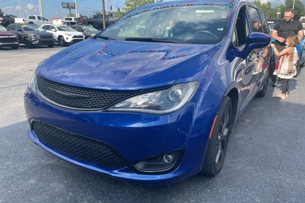 2020 Chrysler Pacifica Touring photo 1