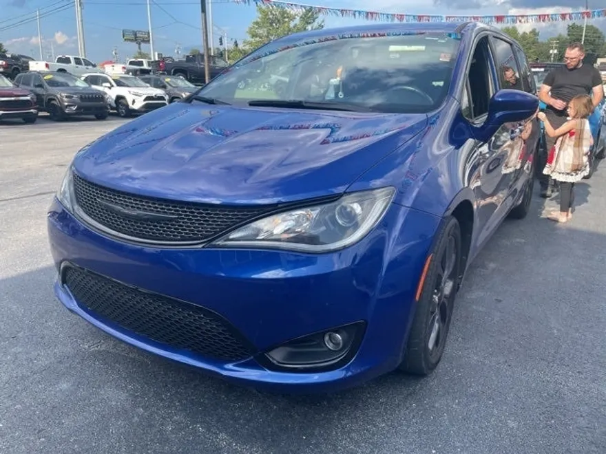 2020 Chrysler Pacifica Touring photo 1