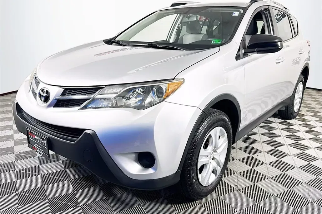 2015 Toyota RAV4 LE photo 1