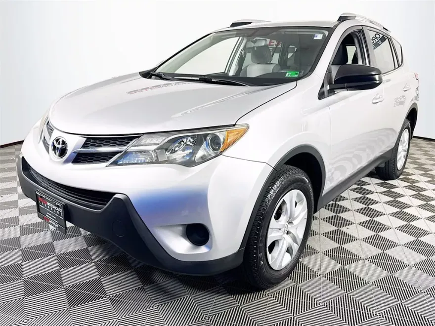 2015 Toyota RAV4 LE photo 1