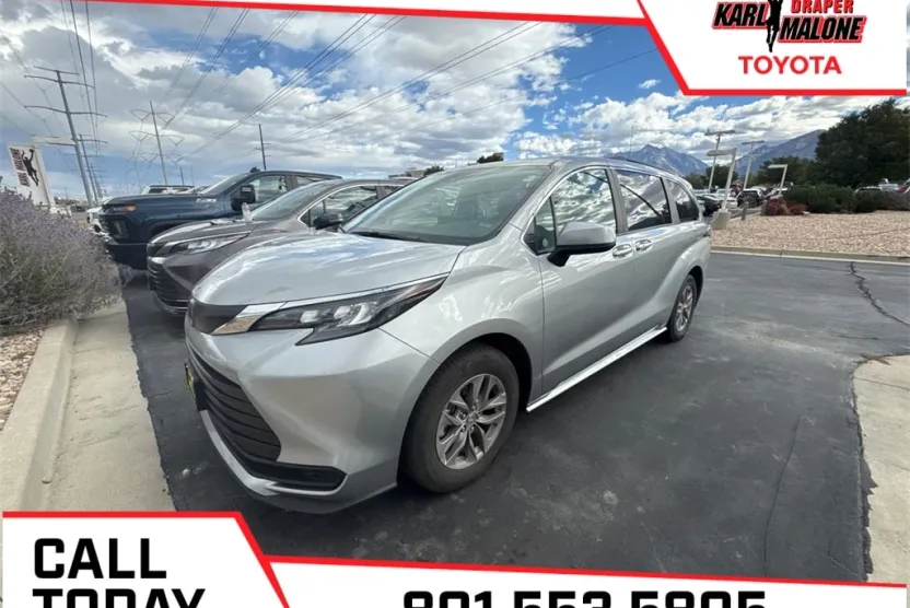 2025 Toyota Sienna LE photo 1