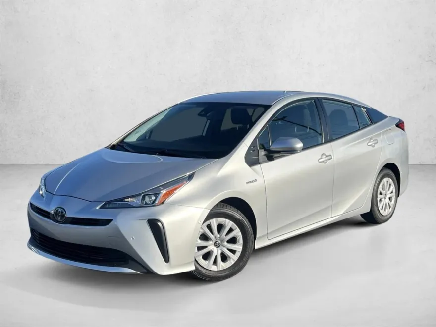 2021 Toyota Prius LE photo 1