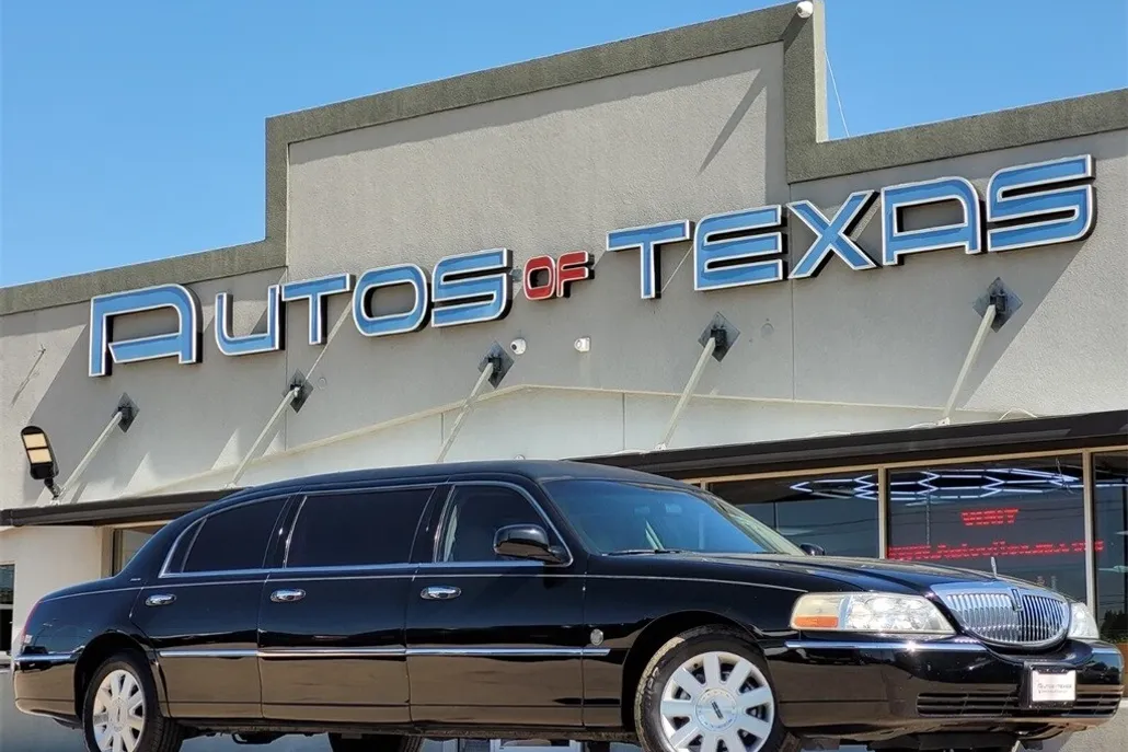 2003 Lincoln Town Car Executive photo 1