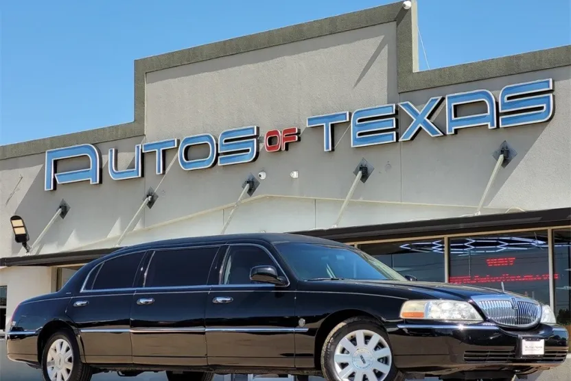 2003 Lincoln Town Car Executive photo 1