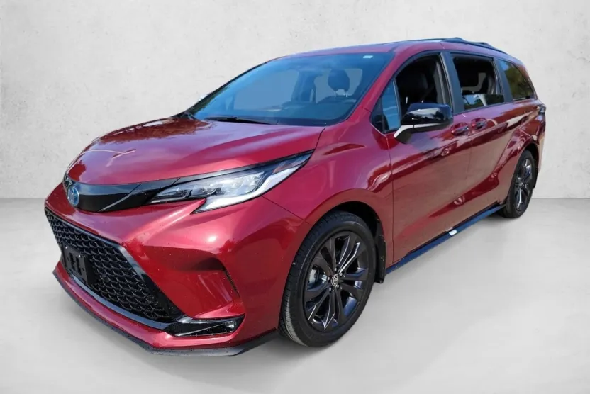 2025 Toyota Sienna XSE photo 1