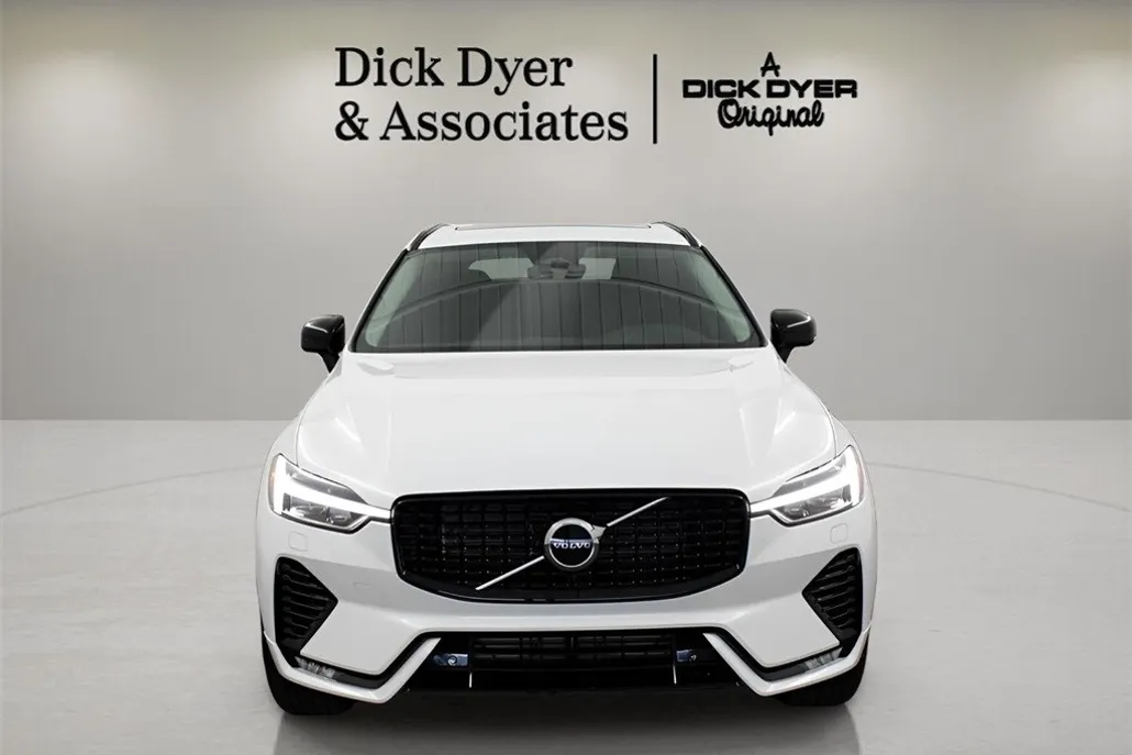 2025 Volvo XC60 B5 Core photo 1