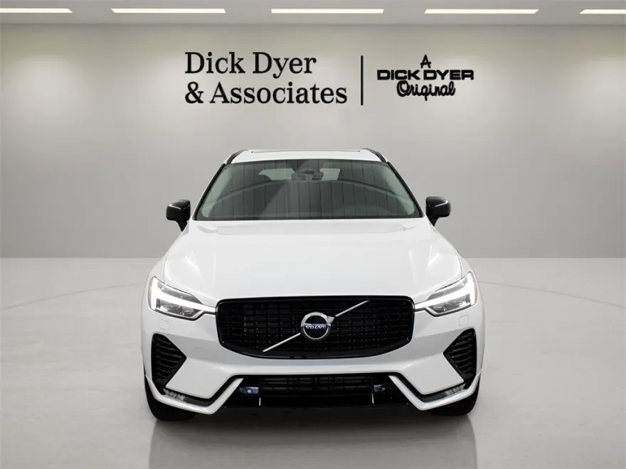 2025 Volvo XC60 B5 Core photo 1