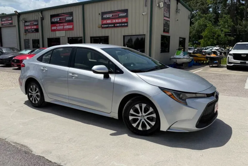 2022 Toyota Corolla Hybrid LE photo 1