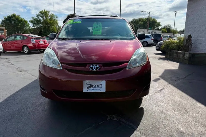 2006 Toyota Sienna LE photo 1