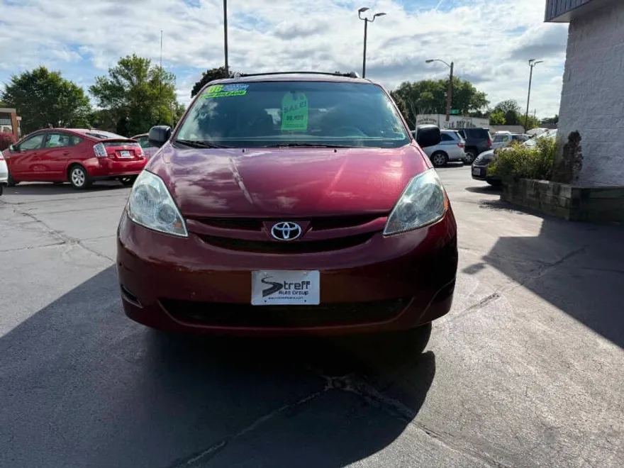 2006 Toyota Sienna LE photo 1