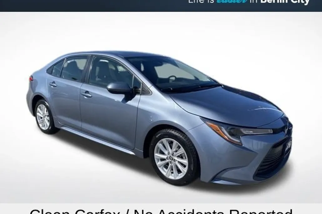 2023 Toyota Corolla LE photo 1