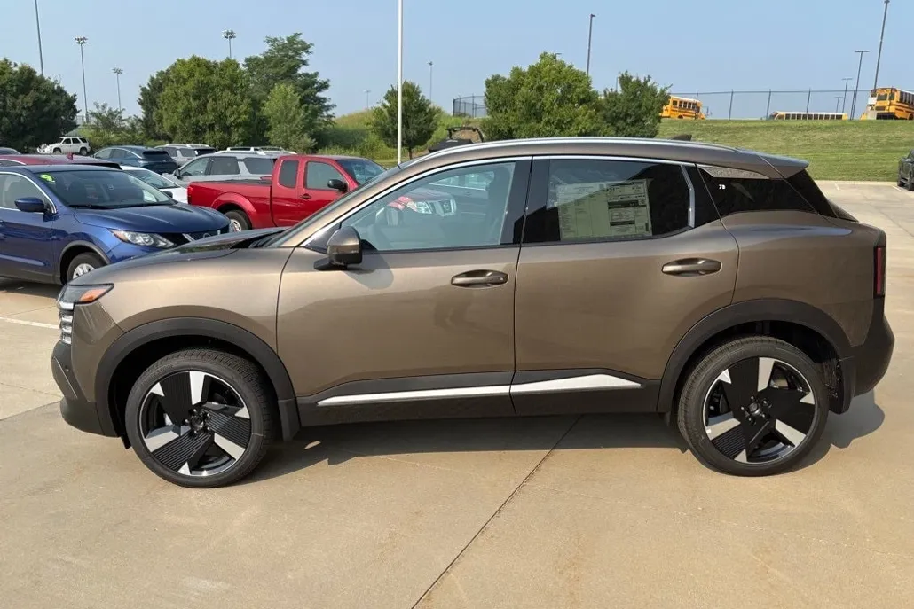 2025 Nissan Kicks SR photo 1