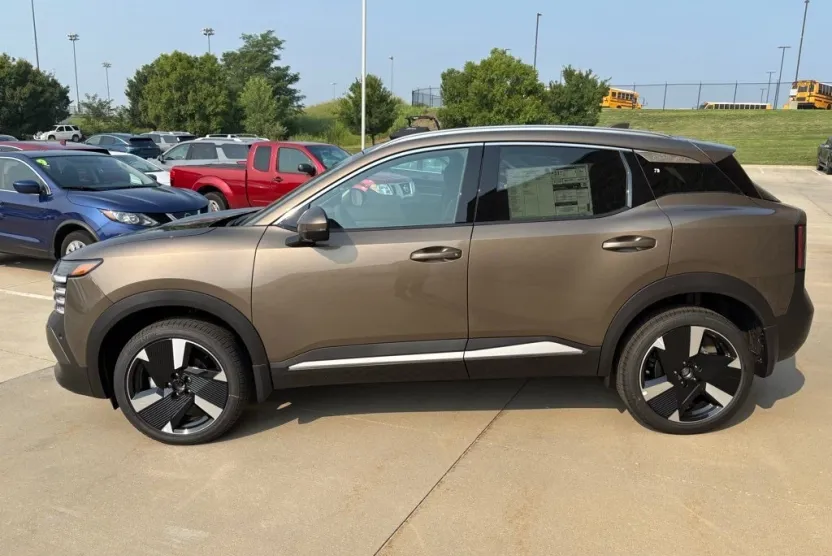 2025 Nissan Kicks SR photo 1