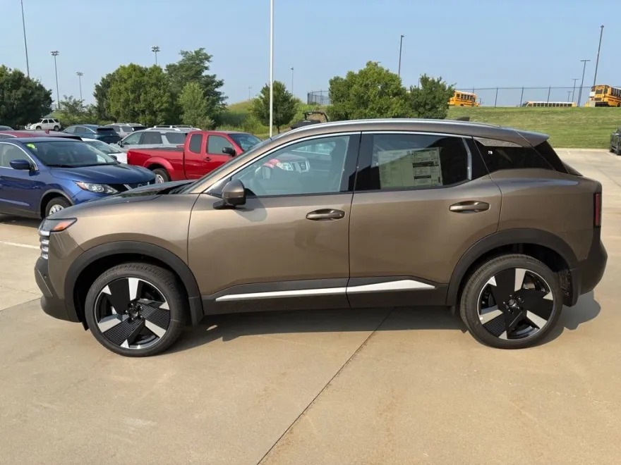 2025 Nissan Kicks SR photo 1