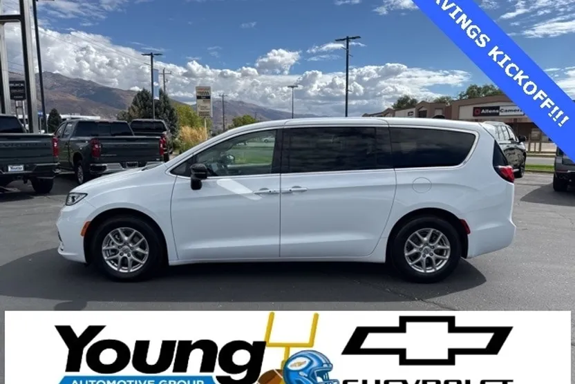 2024 Chrysler Pacifica Touring L photo 1