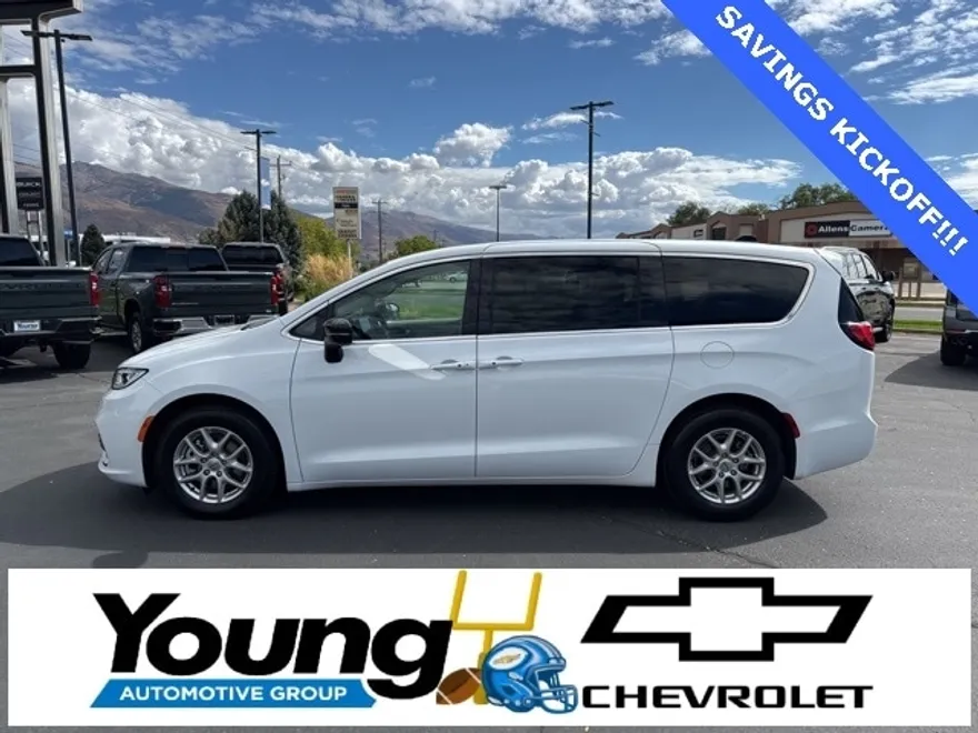 2024 Chrysler Pacifica Touring L photo 1