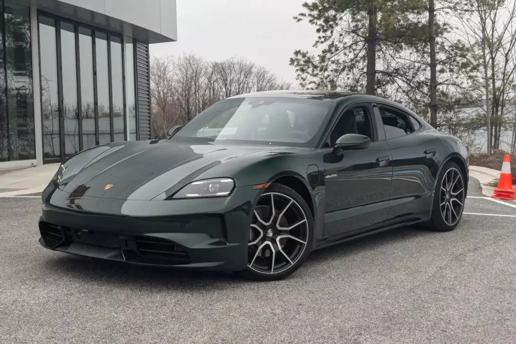 2025 Porsche Taycan photo 1