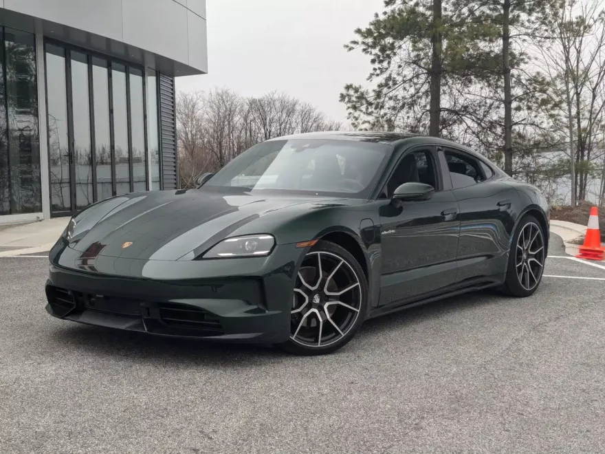 2025 Porsche Taycan photo 1