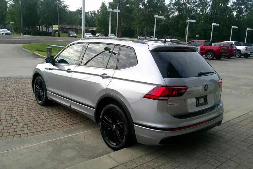 2022 Volkswagen Tiguan SE R-Line Black photo 1