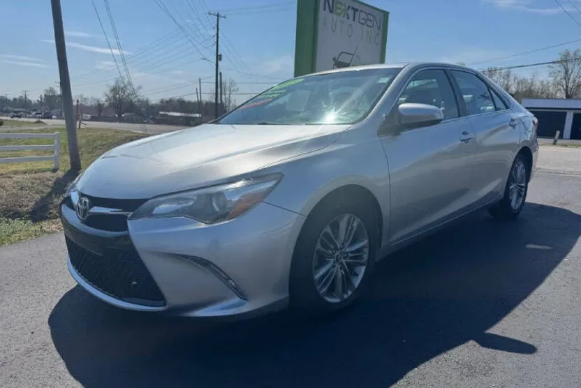 2015 Toyota Camry LE photo 1
