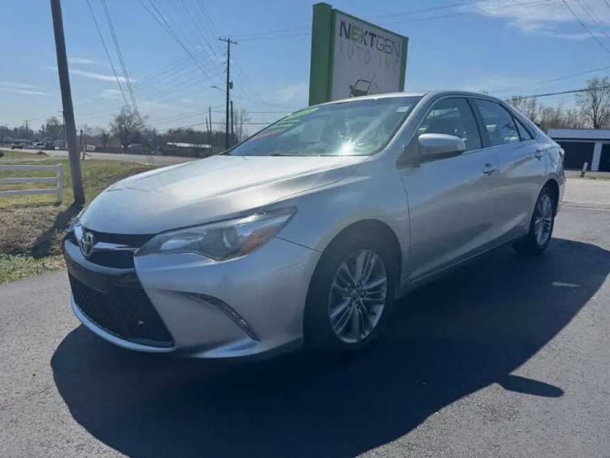 2015 Toyota Camry LE photo 1