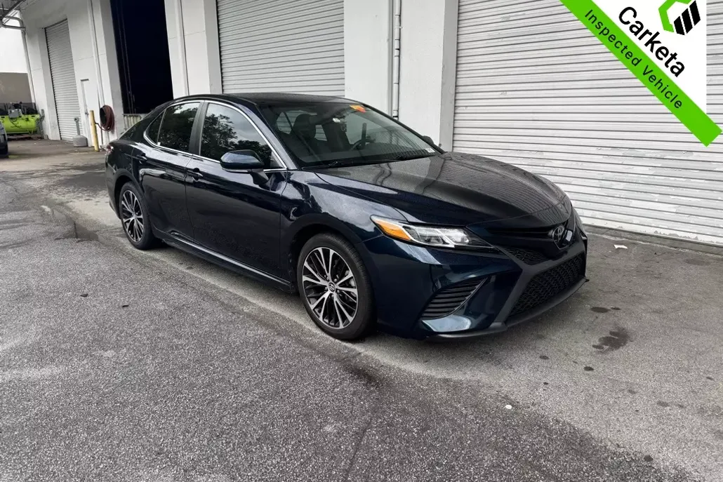 2020 Toyota Camry SE photo 1