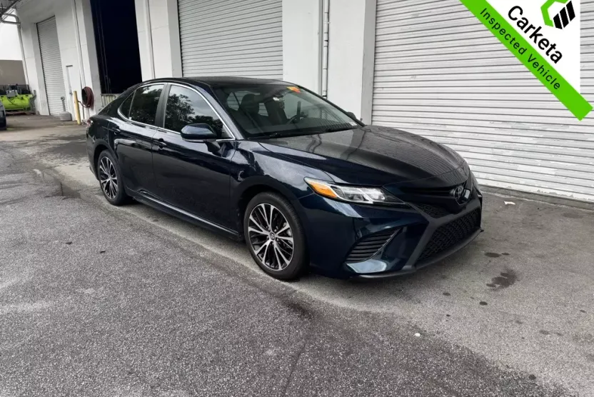 2020 Toyota Camry SE photo 1