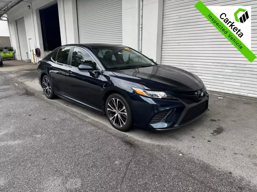 2020 Toyota Camry SE photo 1