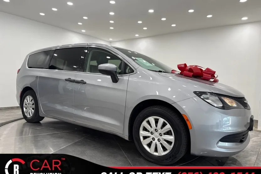 2020 Chrysler Voyager L photo 1
