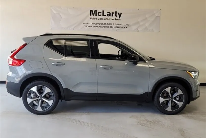 2026 Volvo XC40 Plus photo 1