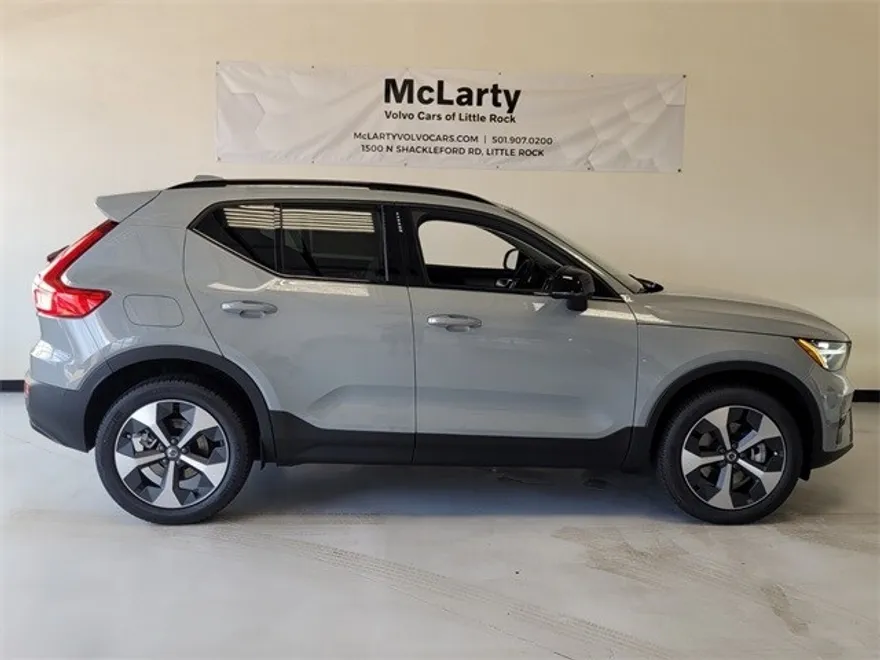 2026 Volvo XC40 Plus photo 1