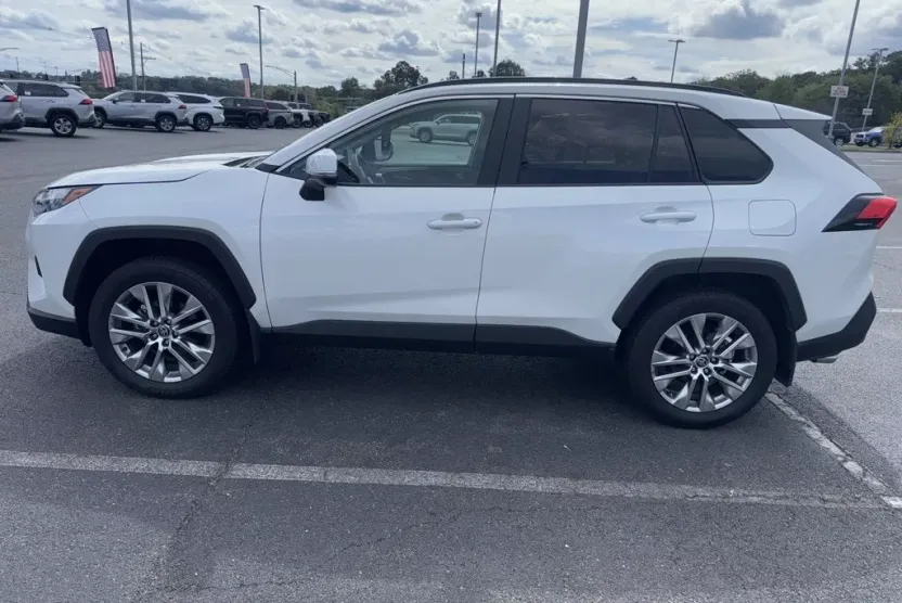 2023 Toyota RAV4 XLE Premium photo 1