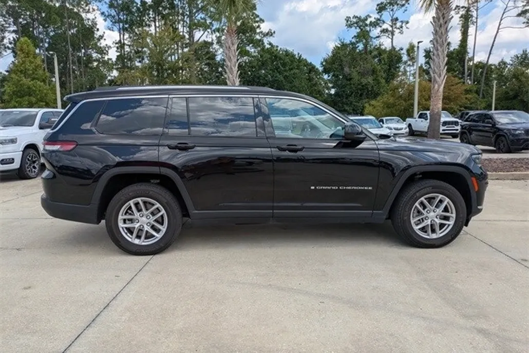 2023 Jeep Grand Cherokee Laredo photo 1