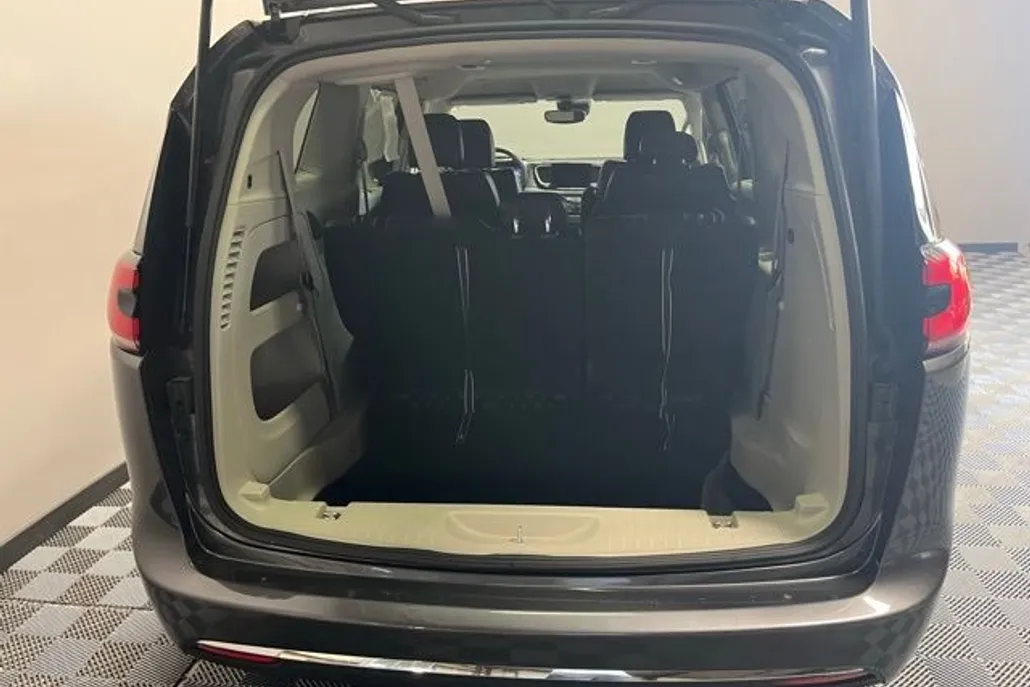 2022 Chrysler Pacifica Touring L photo 1