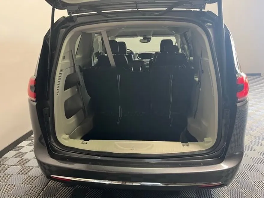 2022 Chrysler Pacifica Touring L photo 1