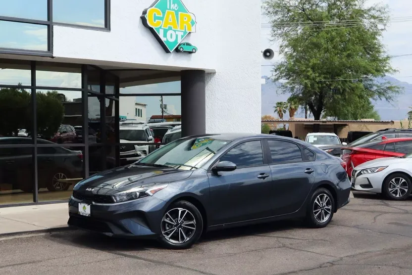 2023 Kia Forte LXS photo 1