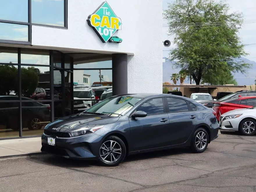 2023 Kia Forte LXS photo 1