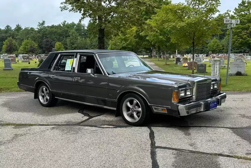 1989 Lincoln Town Car Executive photo 1