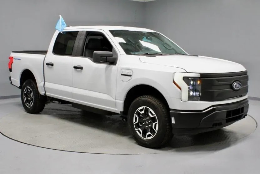 2022 Ford F-150 Lightning photo 1