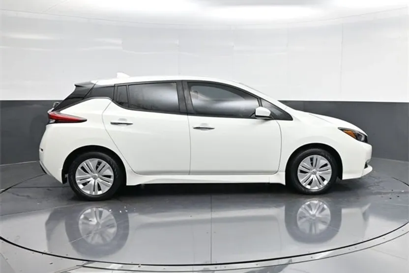 2023 Nissan Leaf S photo 1